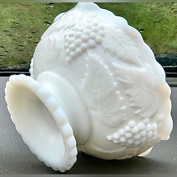 Vintage 1900s Early 20th Century Milk Glass  Scalloped Footed Oyster Dish - Picture 3 of 10